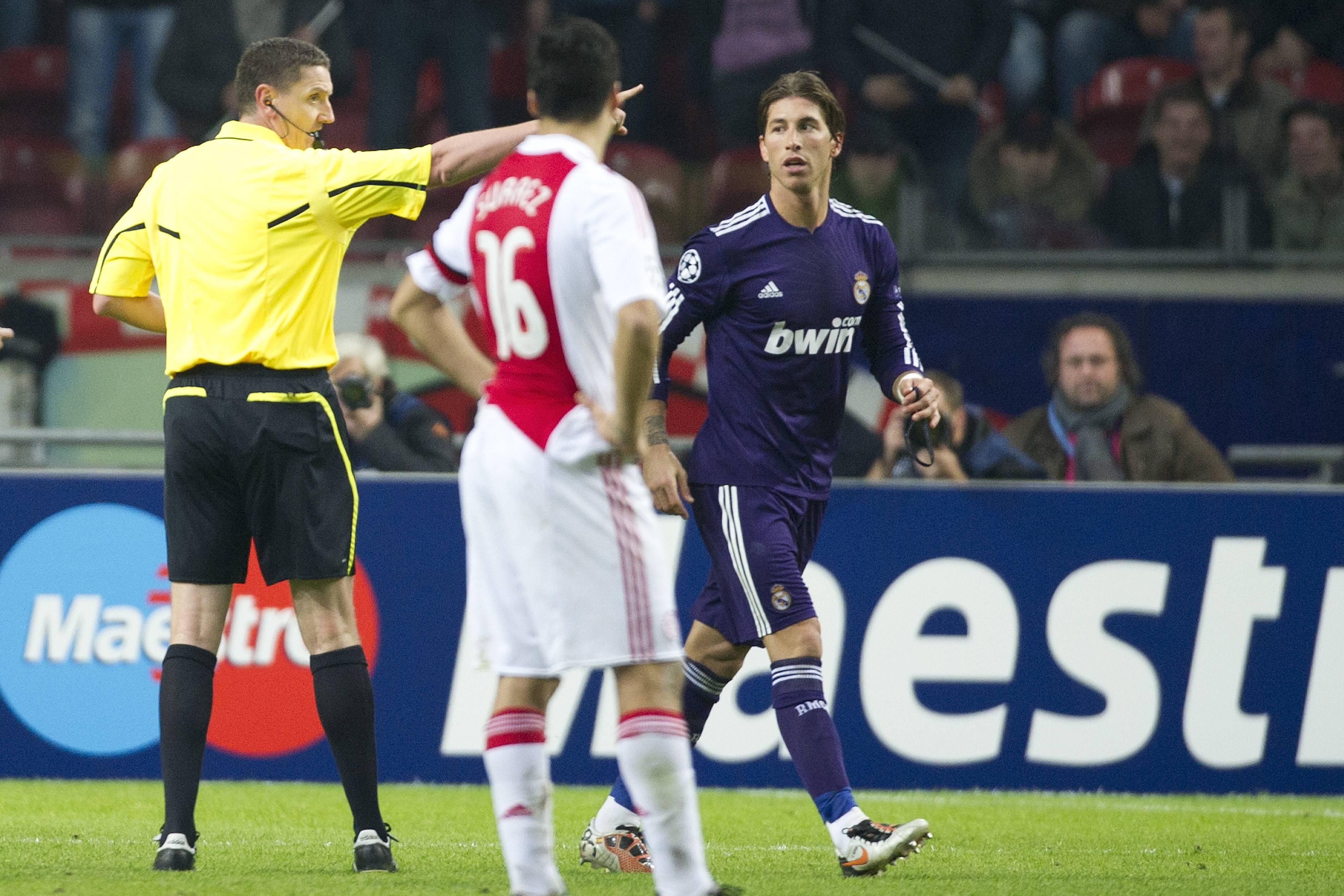 Mourinho ordenou Sergio Ramos e Xabi Alonso a verem o vermelho direto contra o Ajax para ficarem limpos para os oitavos de final da Champions. Mourinho levou uma multa de 10 mil euros e Real de 20 mil - Foto: Imago