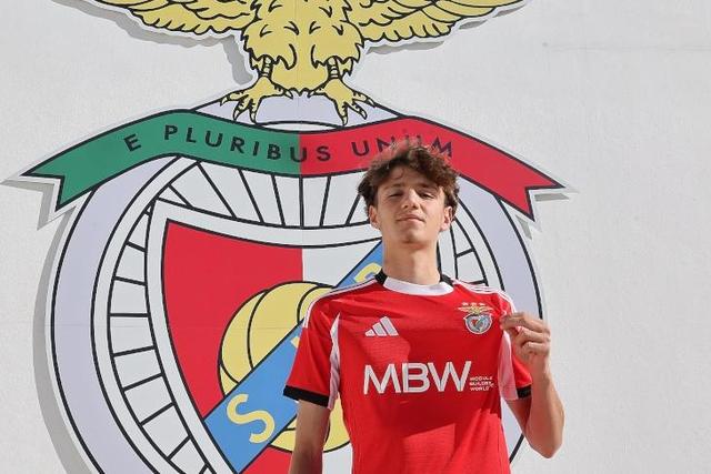 Gonçalo Silva, 16 anos, defesa-central — Foto: SL Benfica