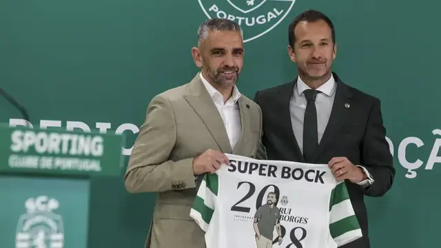 Rui Borges e Frederico Varandas na cerimónia de renovação de contrato do técnico - Foto: manuel de almeida/lusa