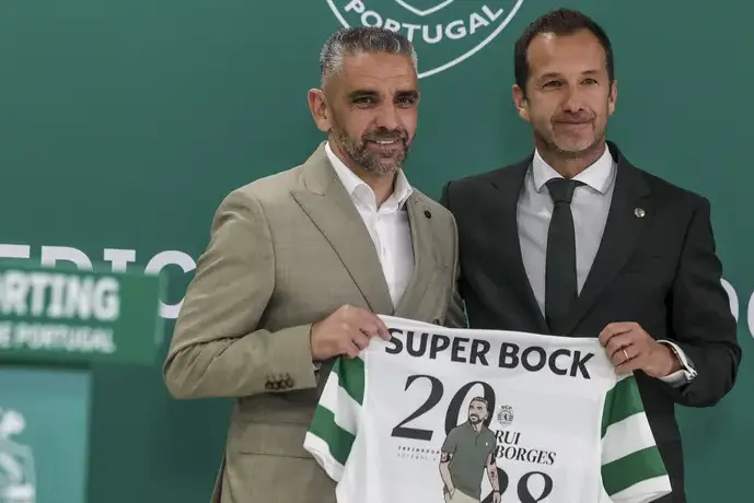 Rui Borges e Frederico Varandas na cerimónia de renovação de contrato do técnico - Foto: manuel de almeida/lusa