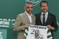 Rui Borges e Frederico Varandas na cerimónia de renovação de contrato do técnico - Foto: manuel de almeida/lusa
