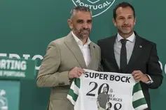 Rui Borges e Frederico Varandas na cerimónia de renovação de contrato do técnico - Foto: manuel de almeida/lusa