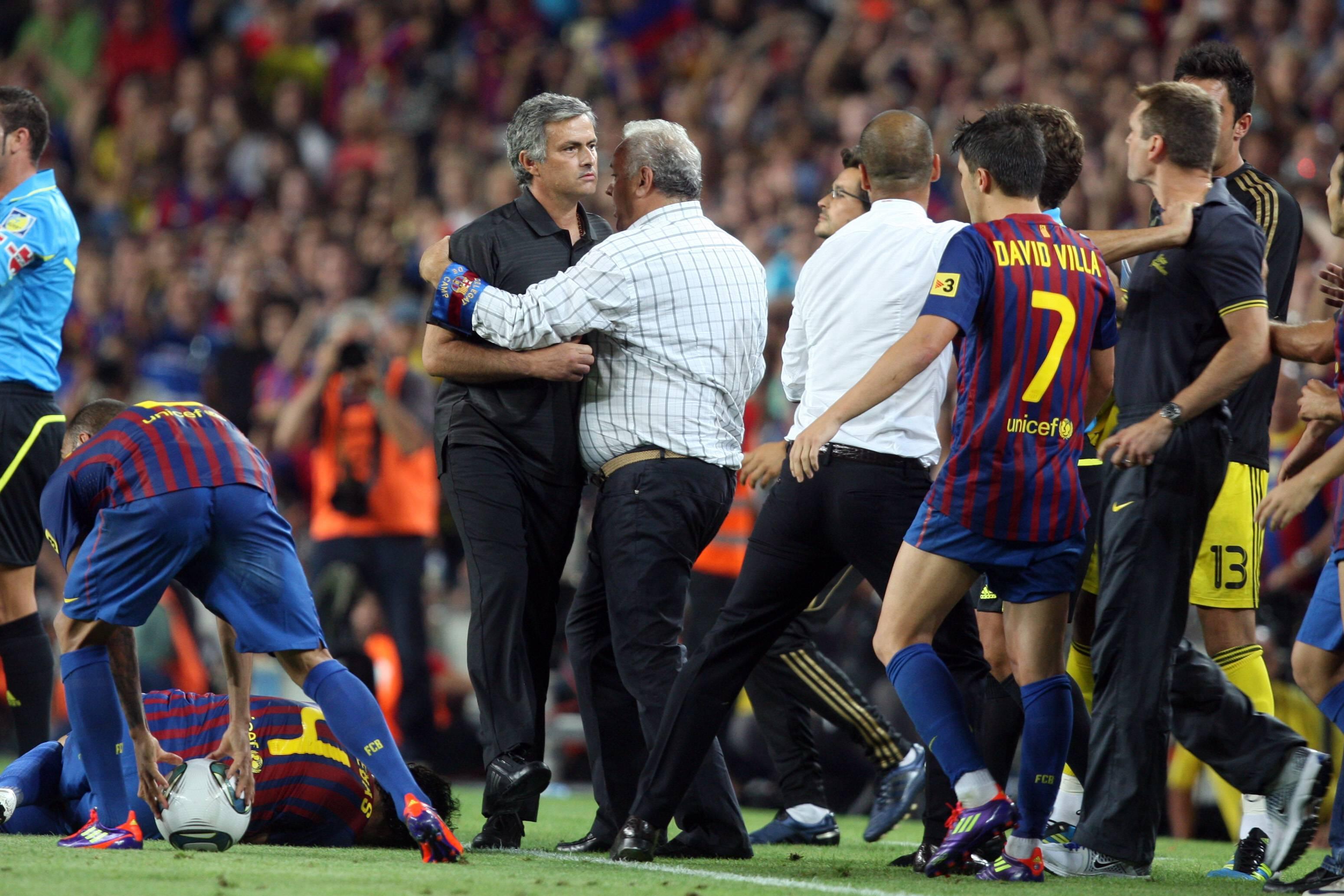 Mourinho colocou o dedo no olho de Tito Vilanova, na altura adjunto de Guardiola no Barcelona, durante a segunda mão da final da Supertaça espanhola em 2011 - Foto: Imago