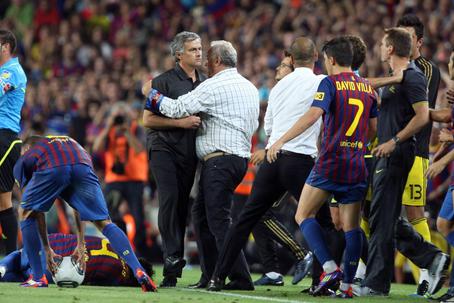 Mourinho colocou o dedo no olho de Tito Vilanova, na altura adjunto de Guardiola no Barcelona, durante a segunda mão da final da Supertaça espanhola em 2011 - Foto: Imago