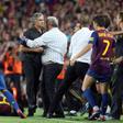 Mourinho colocou o dedo no olho de Tito Vilanova, na altura adjunto de Guardiola no Barcelona, durante a segunda mão da final da Supertaça espanhola em 2011 - Foto: Imago
