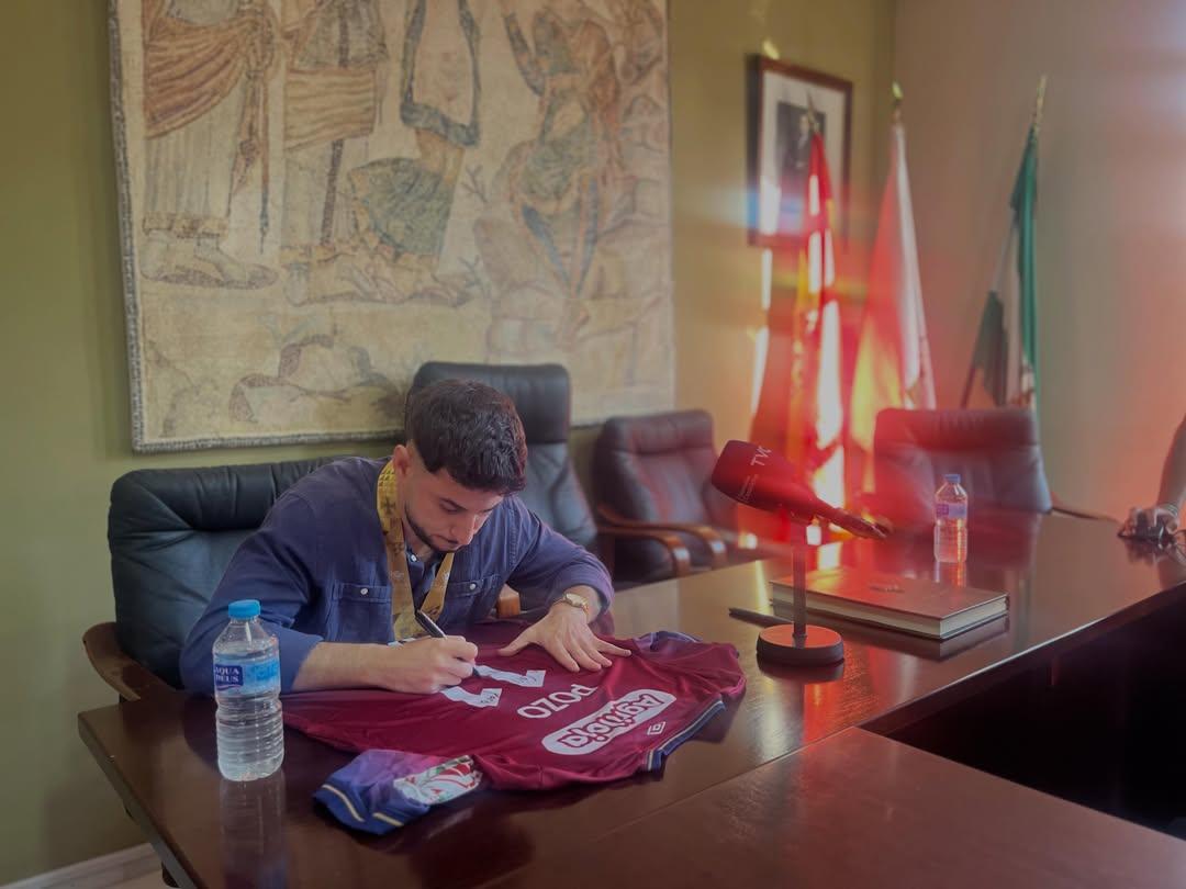 Manu Pozo a autografar uma camisola do Torreense - Foto: Instagram/Aytocasariche