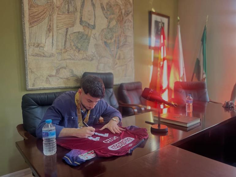 Manu Pozo a autografar uma camisola do Torreense - Foto: Instagram/Aytocasariche