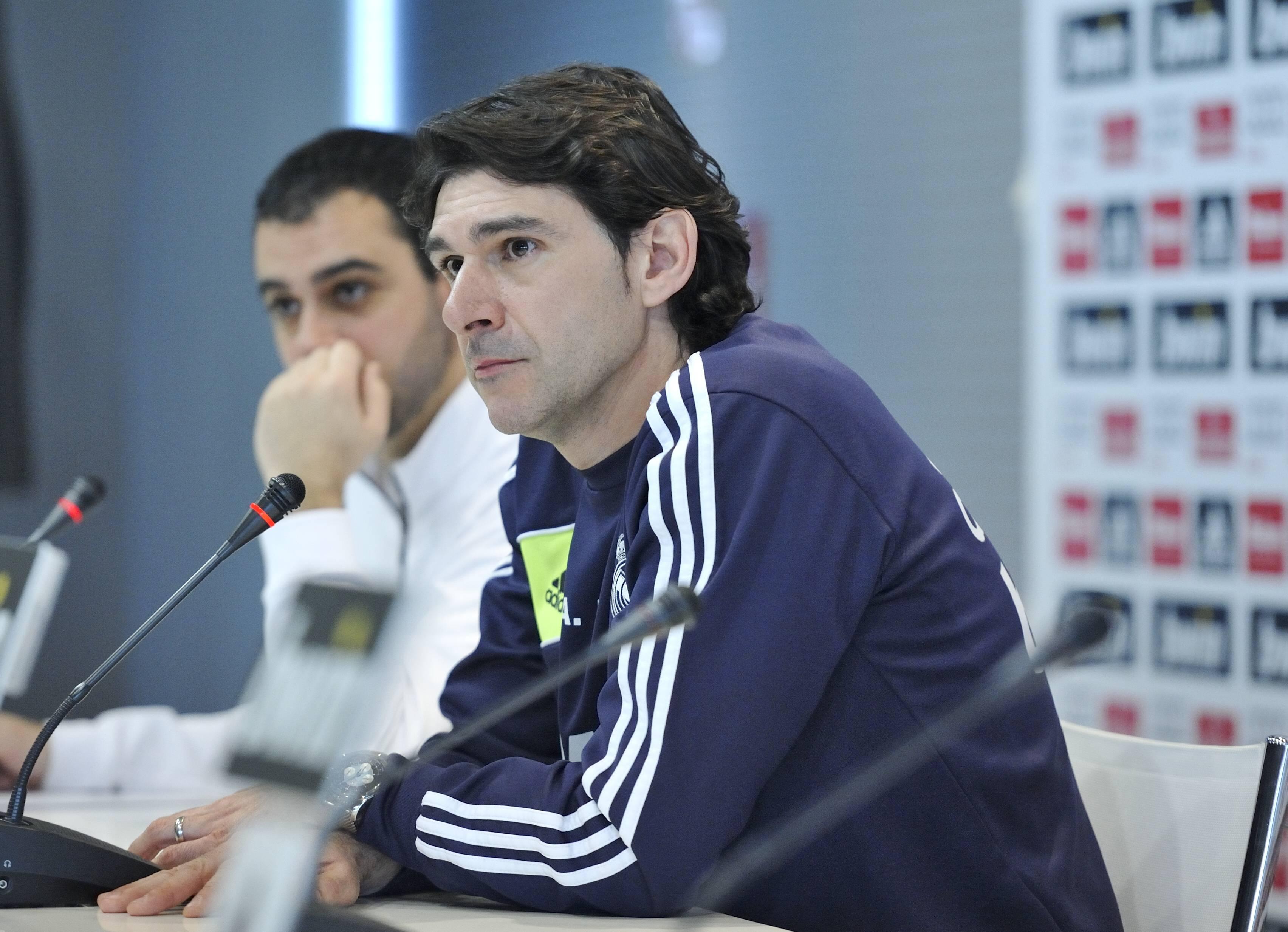 Mourinho falhou várias conferências de imprensa consecutivas antes do 'El Clásico' e deixou o adjunto Aitor Karanka falar, sentando-se ao lado dele nesse ocasião - Foto: Imago