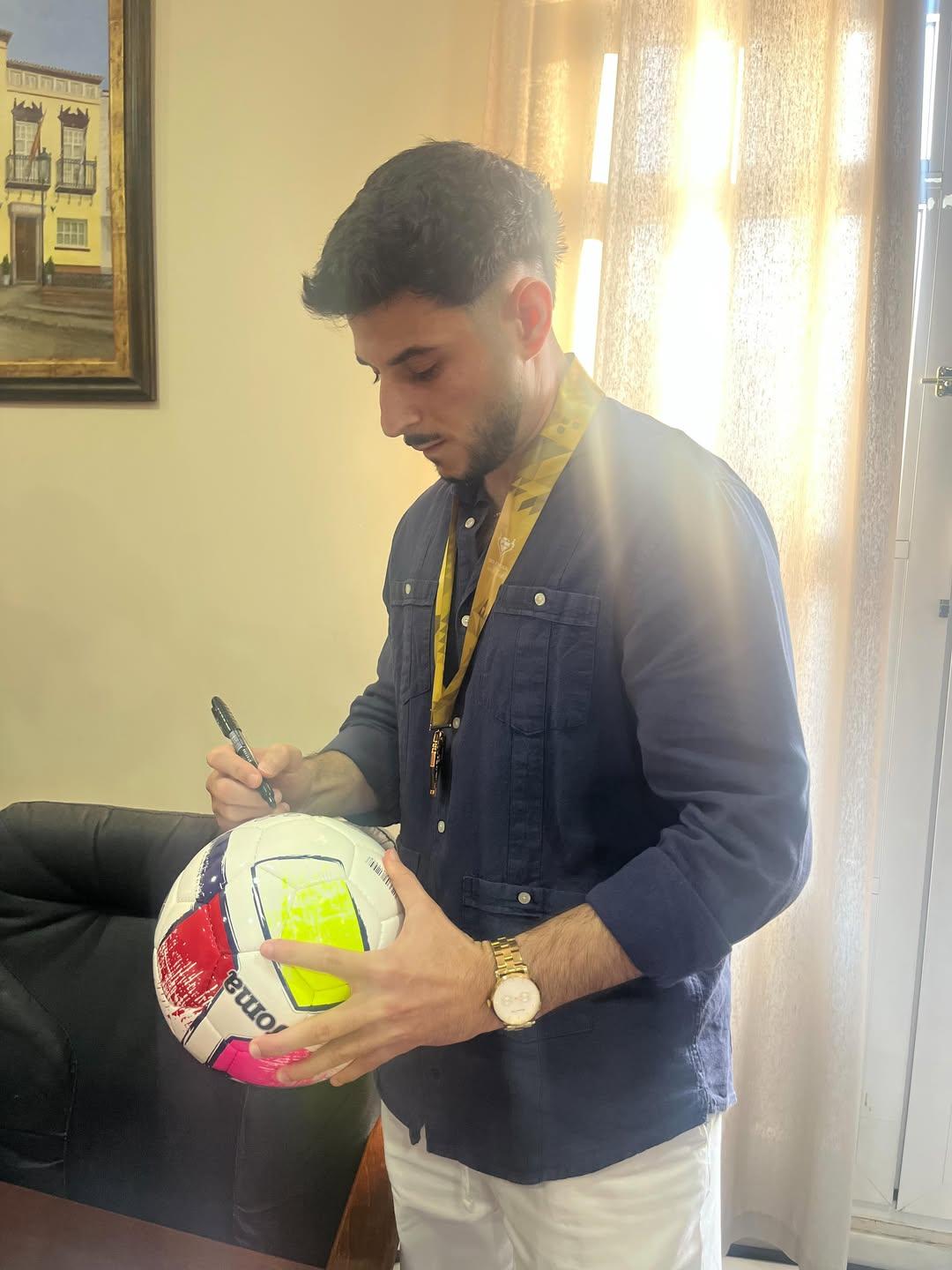 Mais uma bola assinada para oferecer - Foto: Instagram/Aytocasariche
