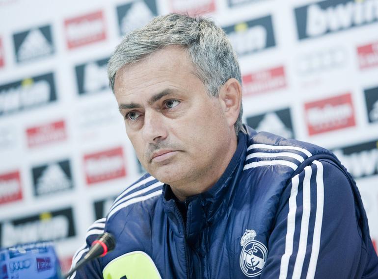 Mourinho lia pedaços de papel de jornais de erros de árbitros, poucos jogadores da academia que chegaram à equipa principal e lista de treinadores a chegarem a meias-finais da Champions antes dele à impresa - Foto: Imago