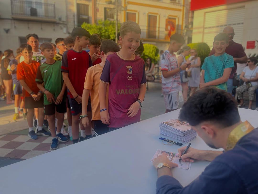 Manu Pozo distribuiu autógrafos, com jovens a envergar a camisola azul-grená - Foto: Instagram/Aytocasariche