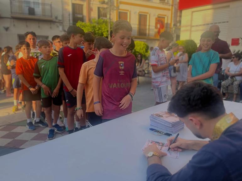 Manu Pozo distribuiu autógrafos, com jovens a envergar a camisola azul-grená - Foto: Instagram/Aytocasariche