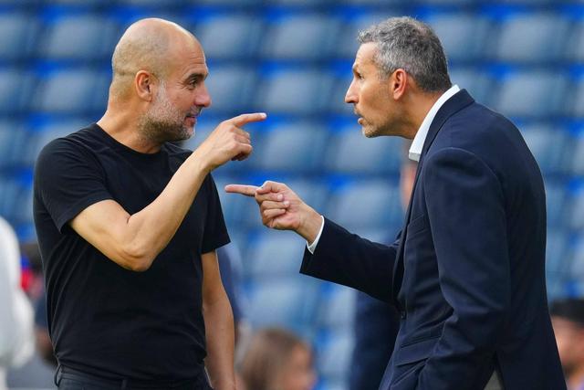 Khaldoon Al Mubarak ao lado de Pep Guardiola no Manchester City