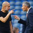 Khaldoon Al Mubarak ao lado de Pep Guardiola no Manchester City