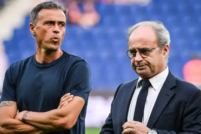 Luis Enrique, treinador, e Luís Campos, diretor desportivo, são rostos de um PSG demolidor - Foto: Imago