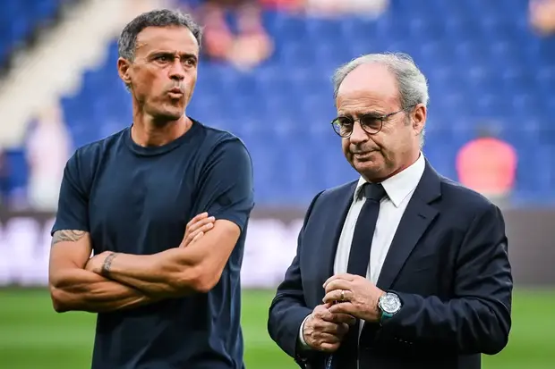 Luis Enrique, treinador, e Luís Campos, diretor desportivo, são rostos de um PSG demolidor - Foto: Imago