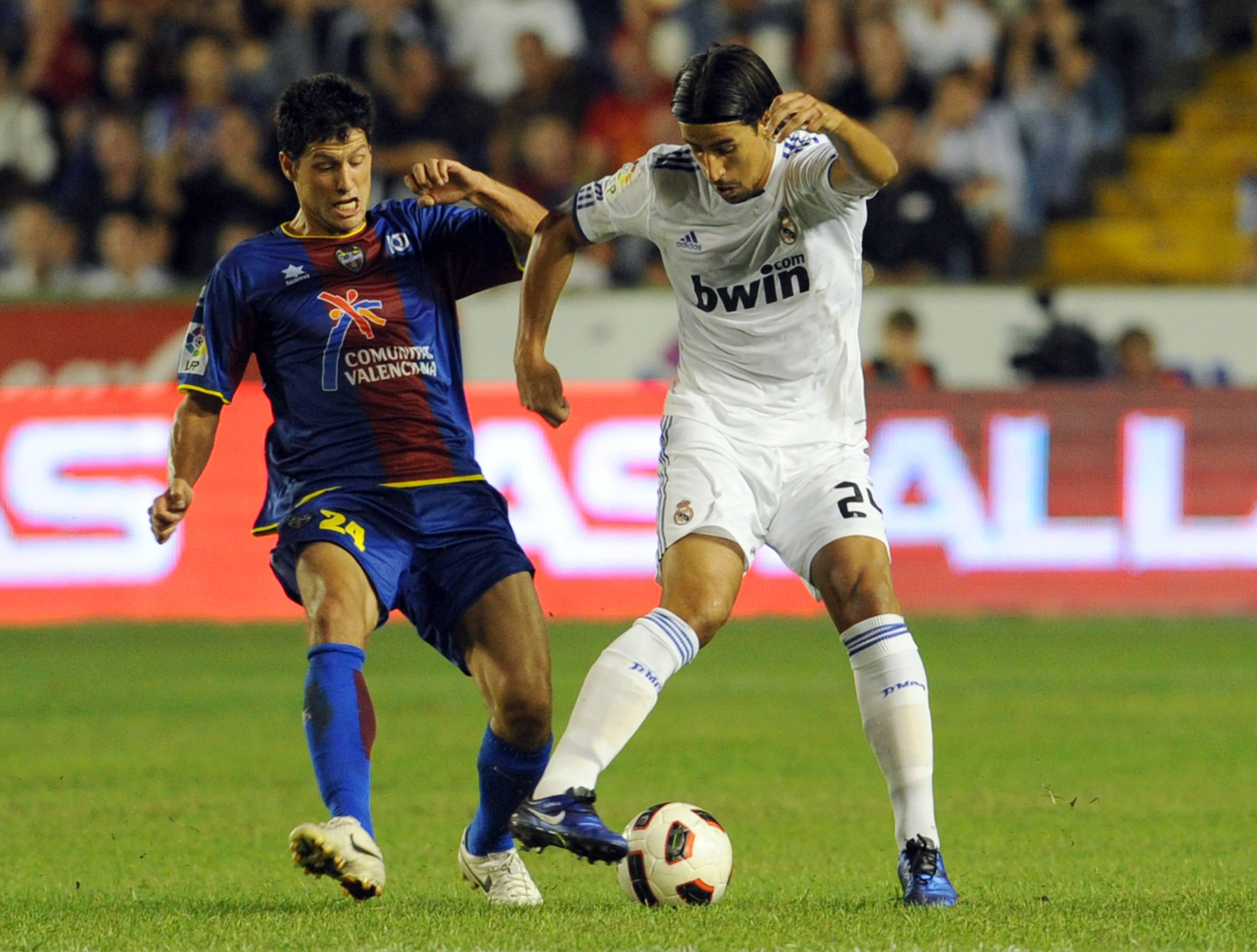 Mourinho culpou publicamente Khedira pela derrota do Real Madrid em Levante, após o médio ser expulso - Foto: Imago