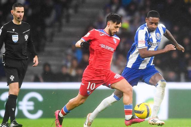 Luís Esteves, médio ofensivo de 28 anos, dificilmente permanecerá em Barcelos - Foto: IMAGO