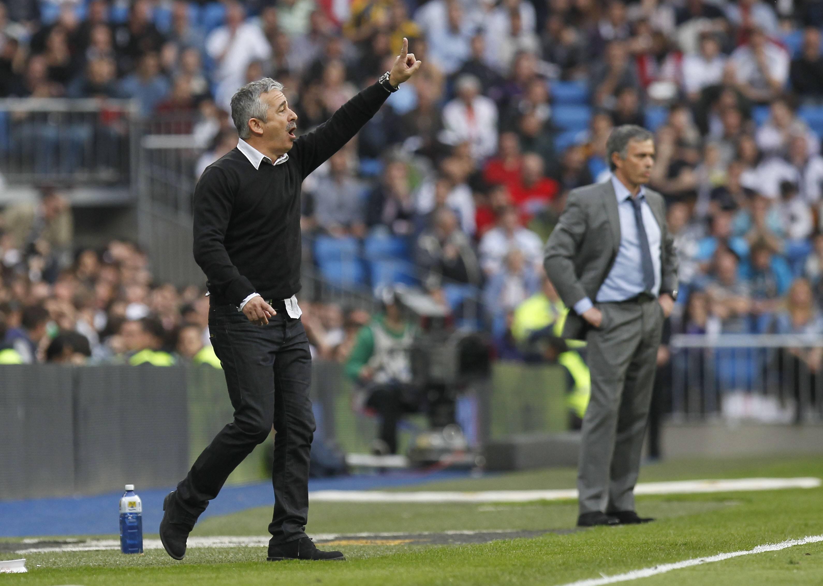 Mourinho acusou Manolo Preciado, treinador do Sporting Gijón, de ceder a vitória ao Barcelona. «Se ele realmente pensa isso, é um canalha», atirou o adversário - Foto: Imago