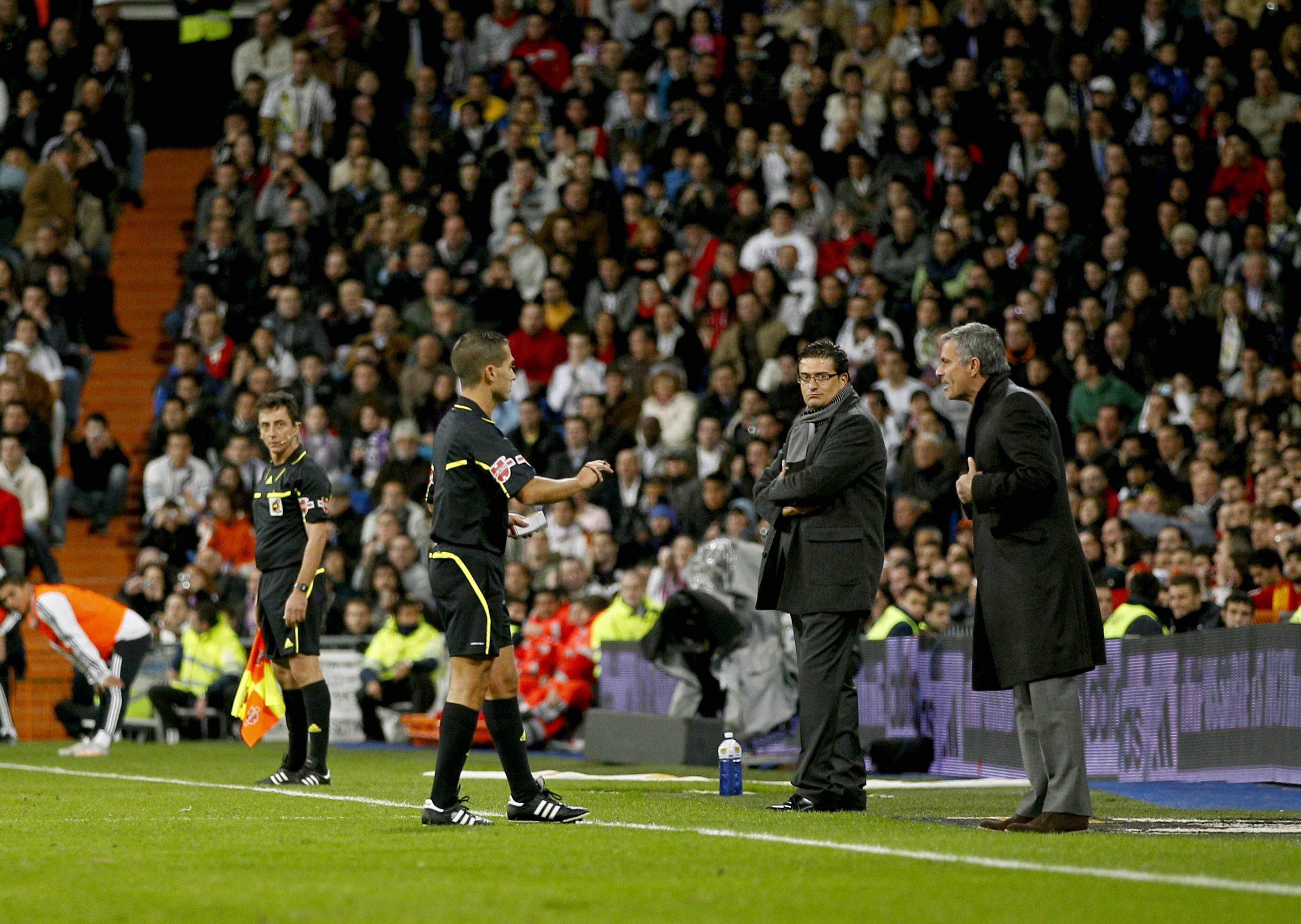 «Vai-te f****», disse Mourinho ao árbitro na vitória ao Murcia (5-1) nos oitavos de final da Taça, em 2010, o que valeu o seu primeiro vermelho no Real Madrid - Foto: Imago