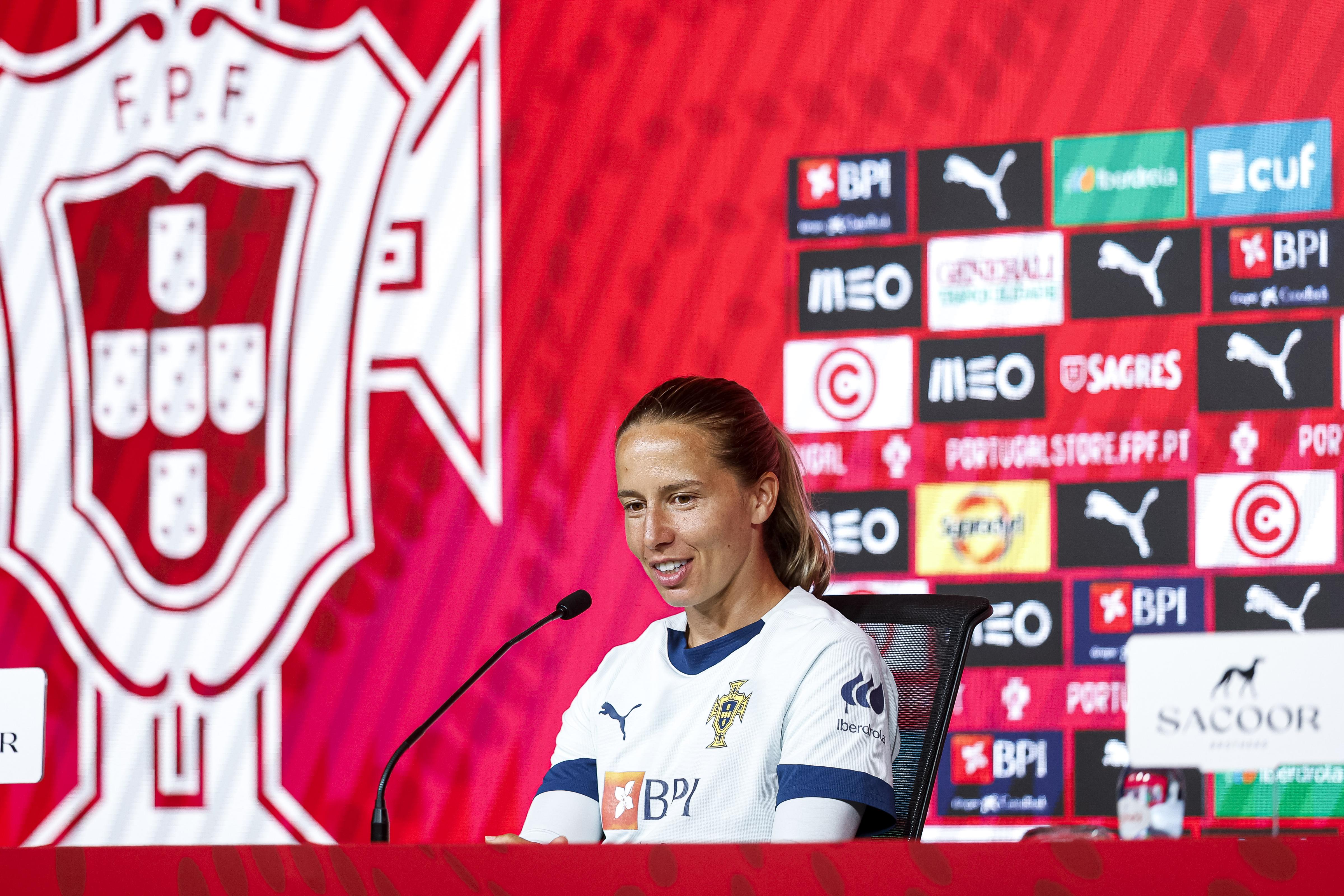 Tatiana Pinto, uma das capitãs de Portugal, fez o lançamento do jogo com a Letónia - Foto: FPF