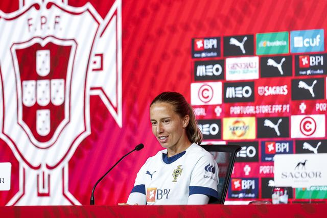 Tatiana Pinto, uma das capitãs de Portugal, fez o lançamento do jogo com a Letónia - Foto: FPF