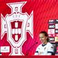 Tatiana Pinto, uma das capitãs de Portugal, fez o lançamento do jogo com a Letónia - Foto: FPF
