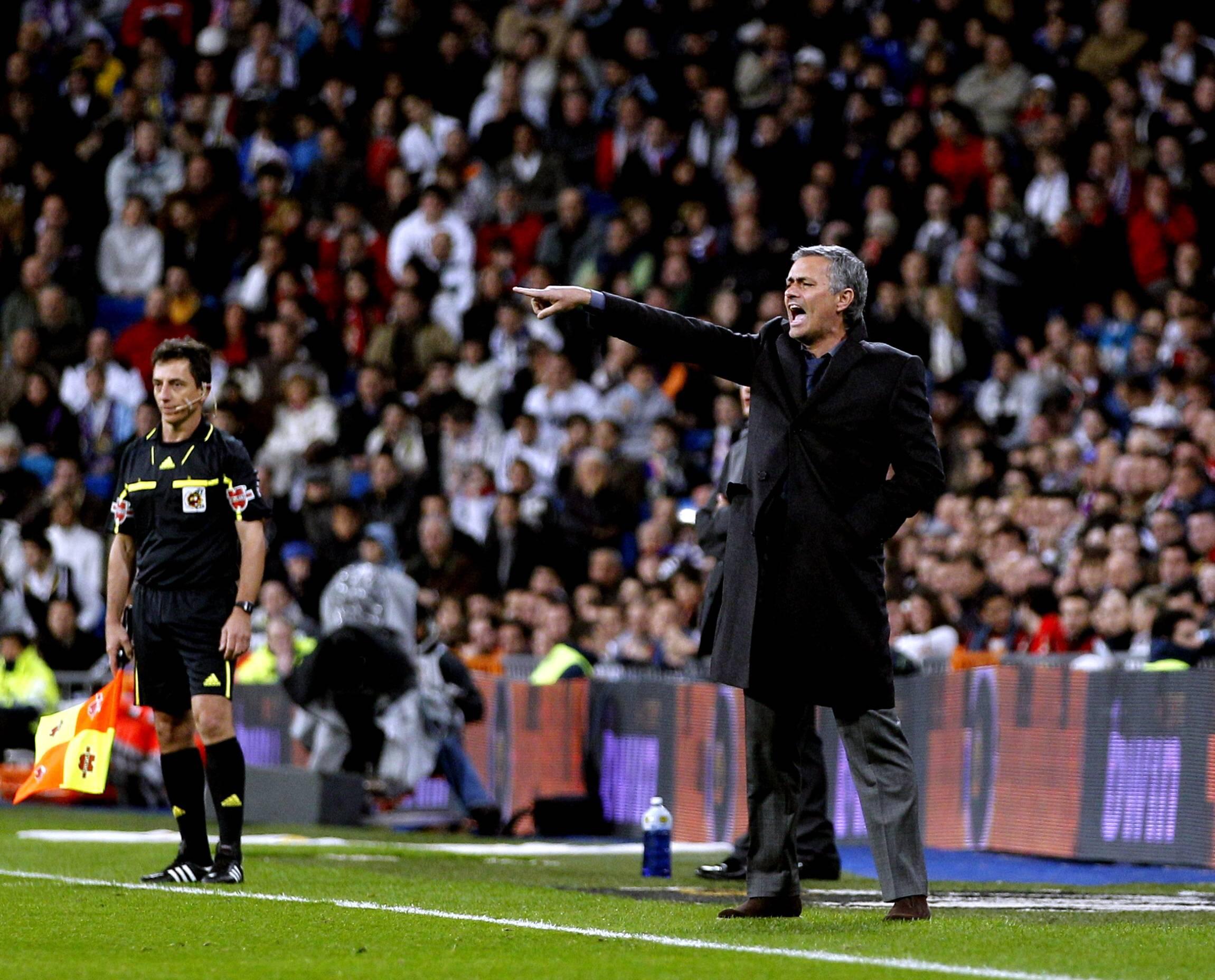 Antes de um jogo da Taça com o Murcia, Mourinho pediu um «ambiente mais quente» no Bernabéu. «Não posso pedir ao Bernabéu para ser como San Siro, mas...», disse em conferência - Foto: Imago