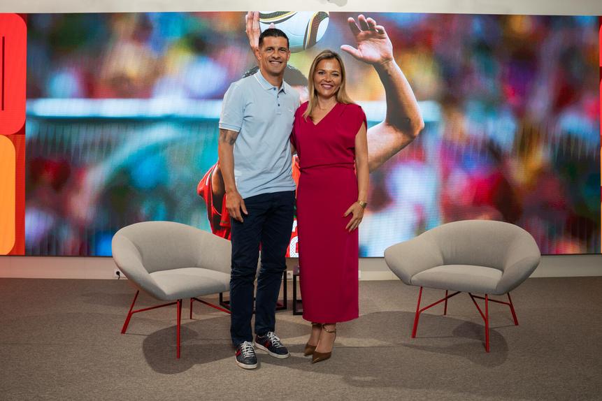 Ricardo Costa foi entrevistado pela jornalista Irene Palma na sede da FPF