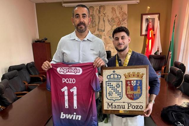 Manu Pozo com o presidente da Câmara Municipal de Casariche, Ramón Parrado - Foto: Instagram/Aytocasariche