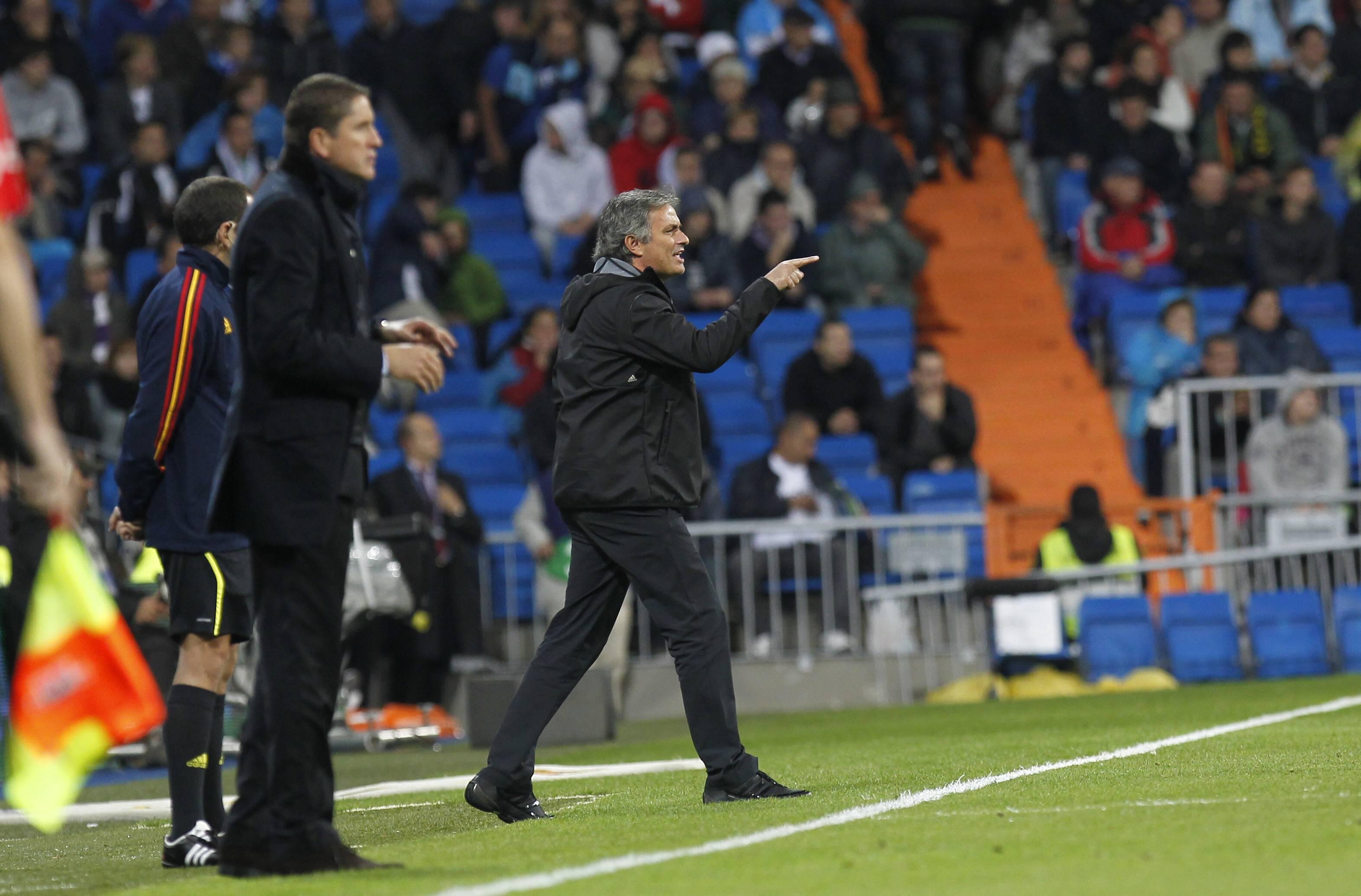 Mourinho celebrou um golo ao Villarreal à frente do banco de suplentes adversário, levando a uma reação, mas justificou que foi até lá para celebrar com o filho nas bancadas - Foto: Imago