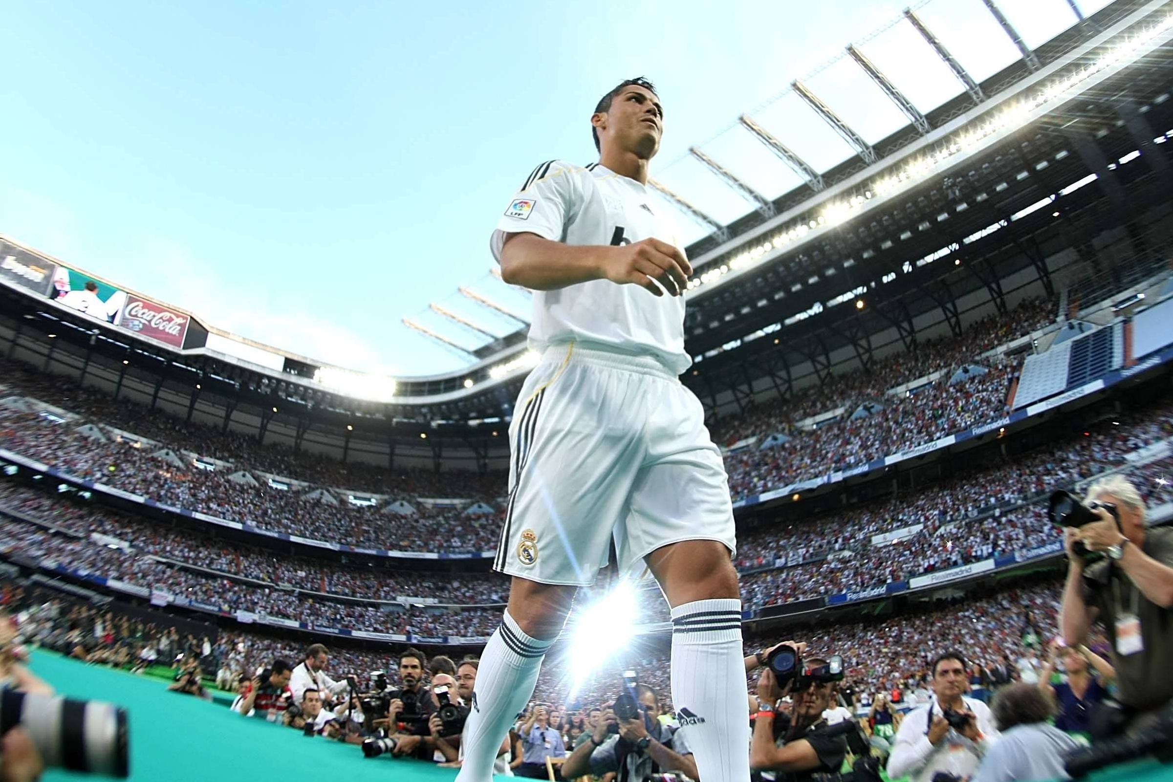 Cristiano Ronaldo foi apresentado como jogador do Real Madrid, com Bernabéu cheio, a 6 de junho de 2009 — Foto: IMAGO