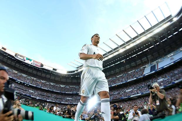 Cristiano Ronaldo foi apresentado como jogador do Real Madrid, com Bernabéu cheio, a 6 de junho de 2009 — Foto: IMAGO