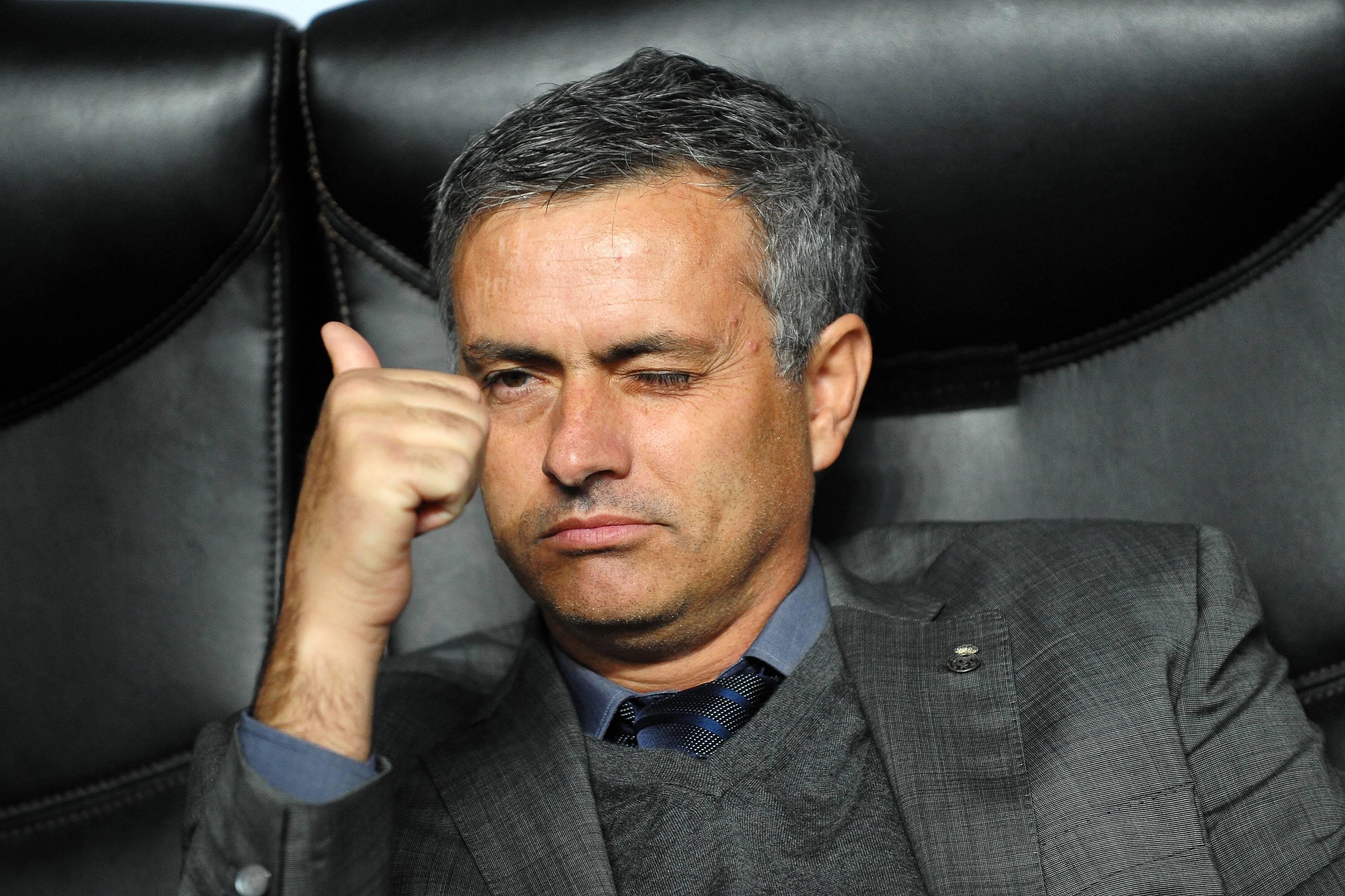 Mourinho voltou a Milão pelo Real Madrid, foi assobiado pelos adeptos do Milan e levantou três dedos para recordar o triplete conquistado pelo Inter na época passada - Foto: Imago