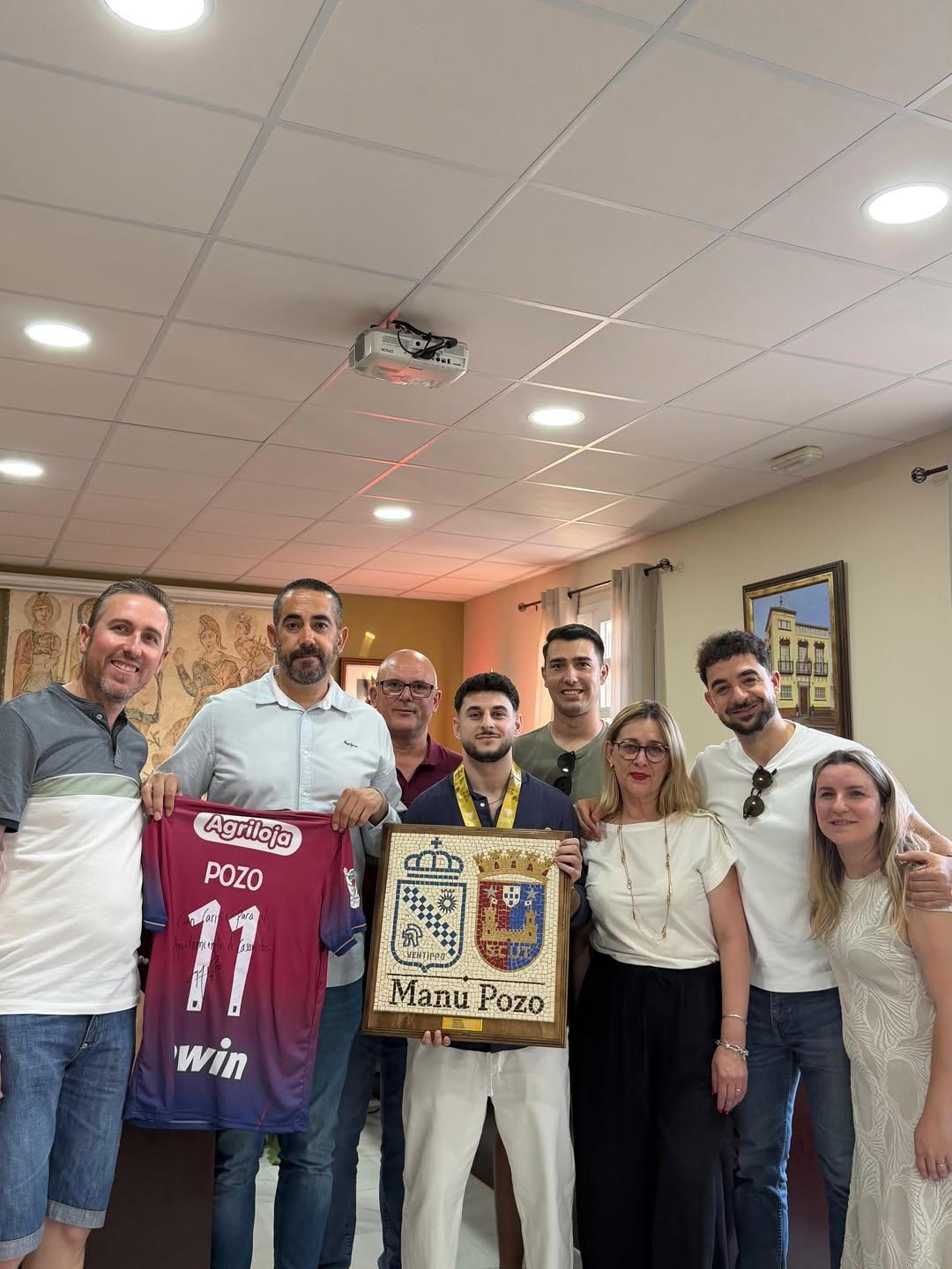 Presidente da Câmara Municipal de Casariche, Ramón Parrado recebeu o jogador - Foto: Instagram/Aytocasariche