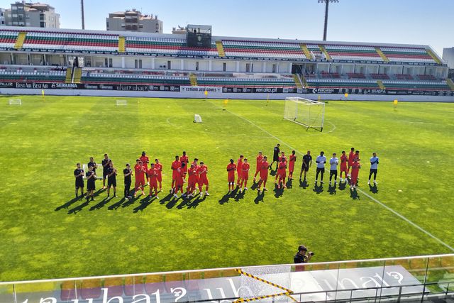 Estrela regressa com muito apoio e…muitas ausências