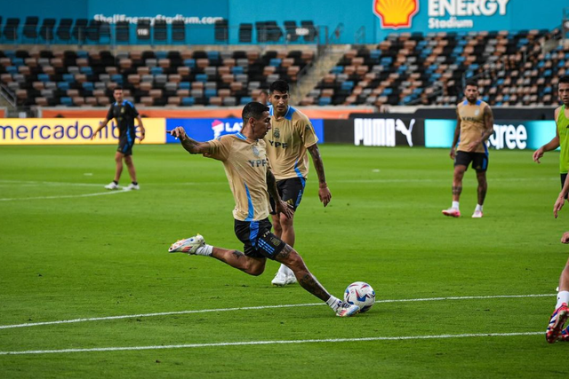 Di María provoca Lisandro Martínez antes do jogo dos quartos de final