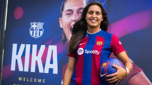 Num catalão perfeito, Kika já canta o hino do Barcelona