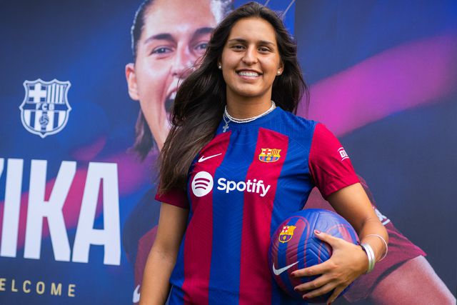 Num catalão perfeito, Kika já canta o hino do Barcelona