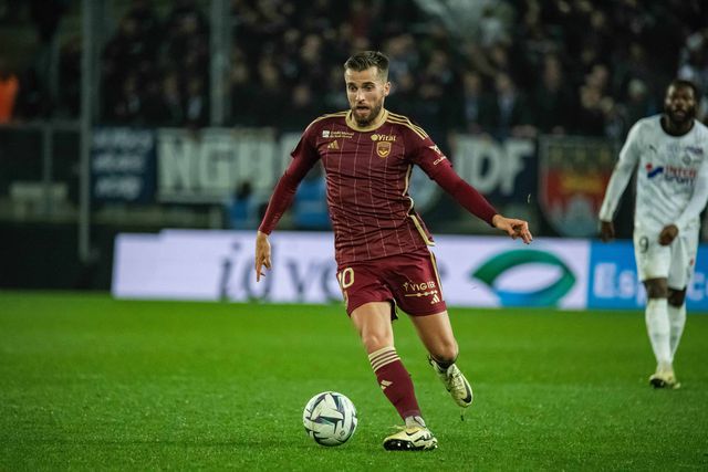 Médio do Sochaux apontado ao V. Guimarães