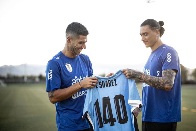 Uruguai: Suárez atinge marca redonda e recebe prenda de Darwin