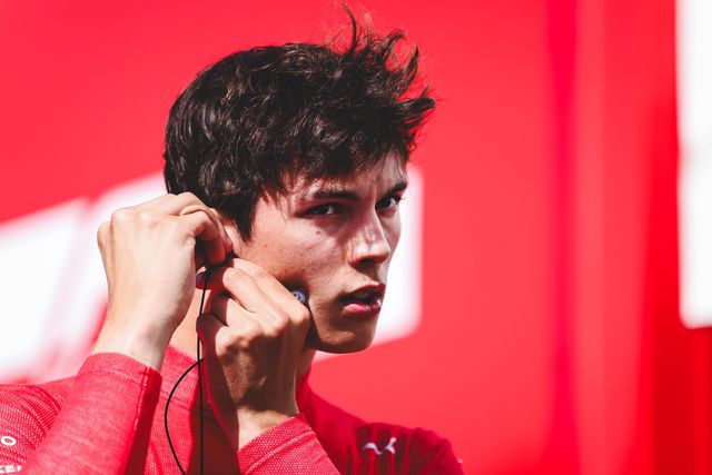 Ollie Bearman penalizado em 10 posições após acidente a entrar nas boxes