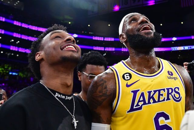 LeBron James renova com os Lakers