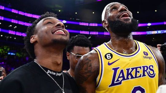 LeBron James renova com os Lakers