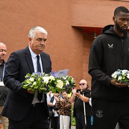 Beto ao lado do embaixador do Everton, Ian Snodin, em Anfield