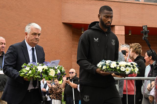 Beto ao lado do embaixador do Everton, Ian Snodin, em Anfield