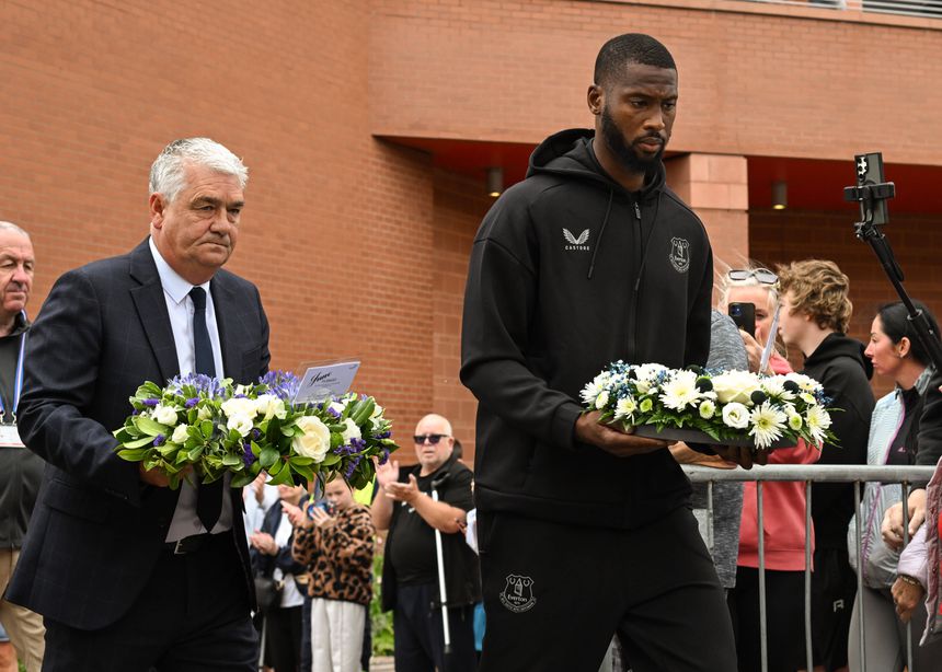 Beto ao lado do embaixador do Everton, Ian Snodin, em Anfield