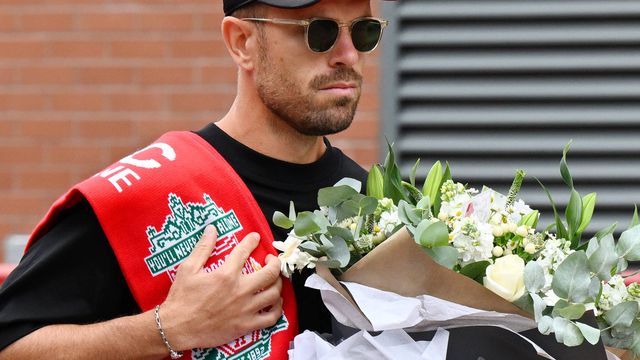 O tributo emotivo do antigo capitão do Liverpool dentro e fora de Anfield