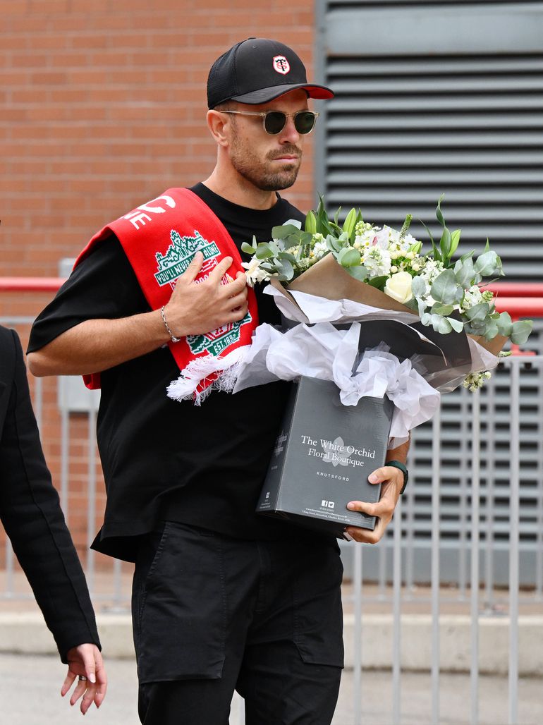 O tributo emotivo do antigo capitão do Liverpool dentro e fora de Anfield