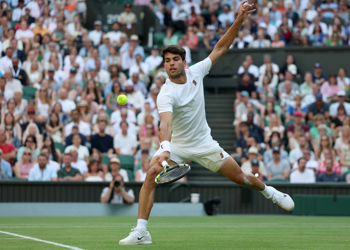 Carlos Alcaraz qualifica-se para 'oitavos' de Wimbledon